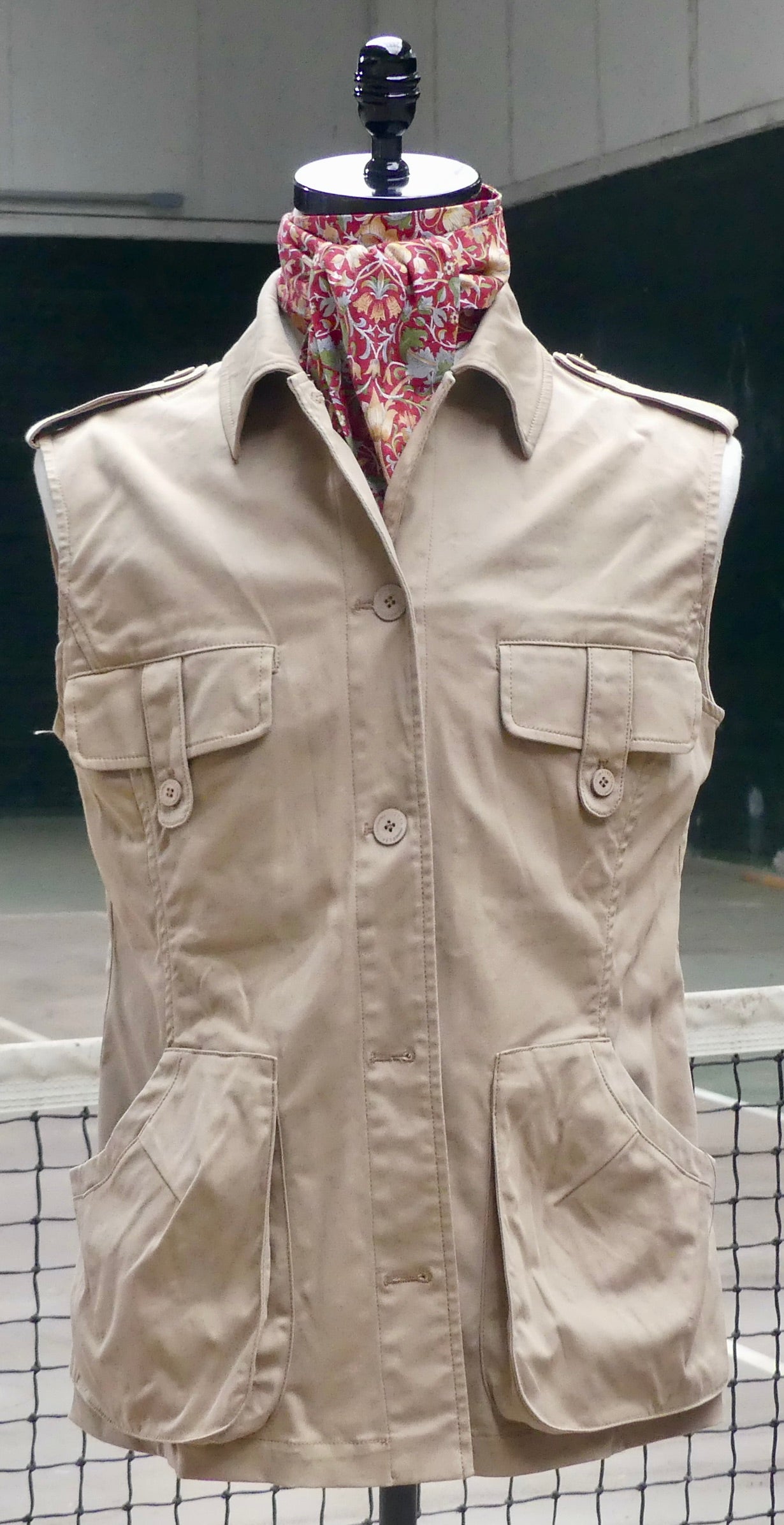 size 10 women's safari vest in khaki roomy pockets