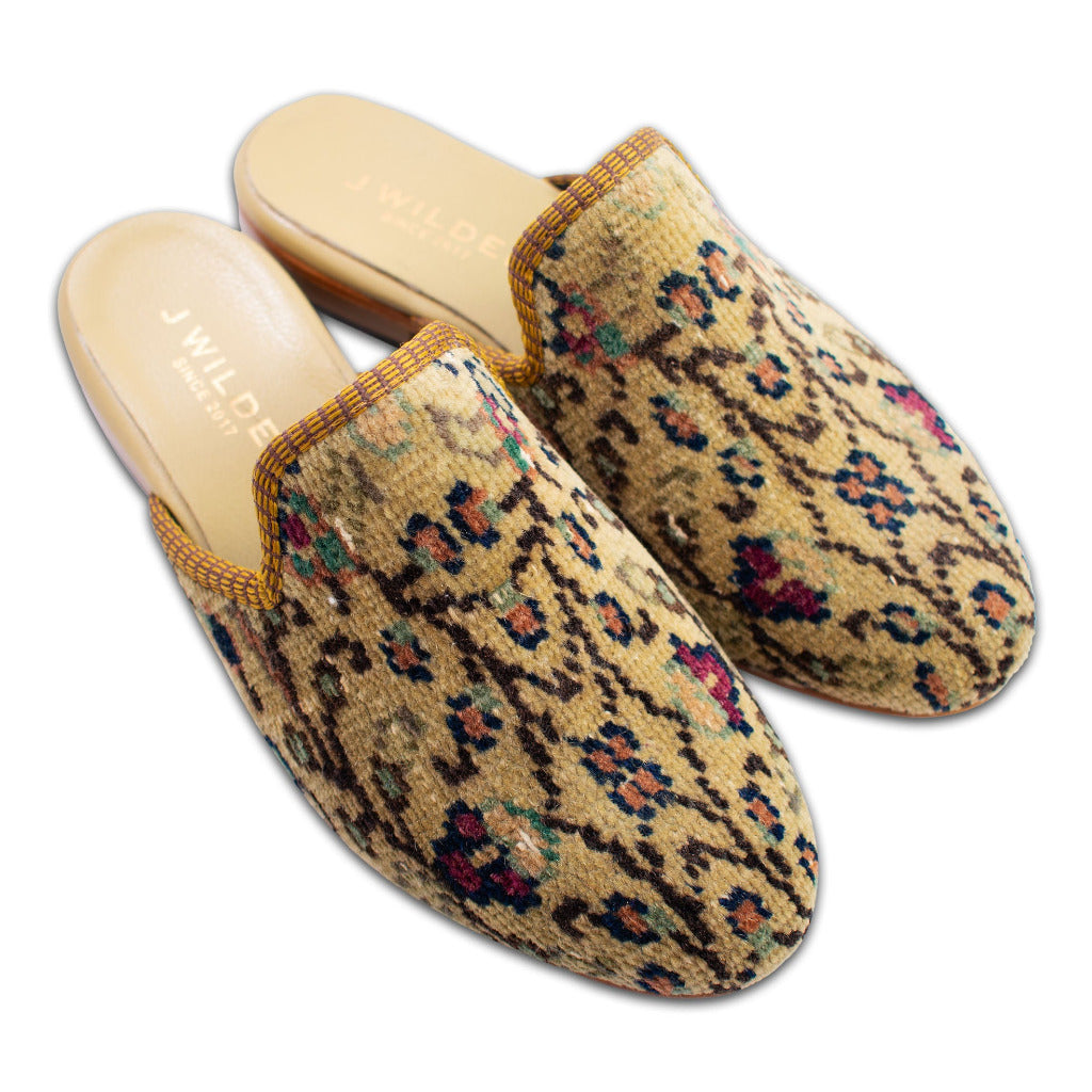 size 7 women's carpet slides 