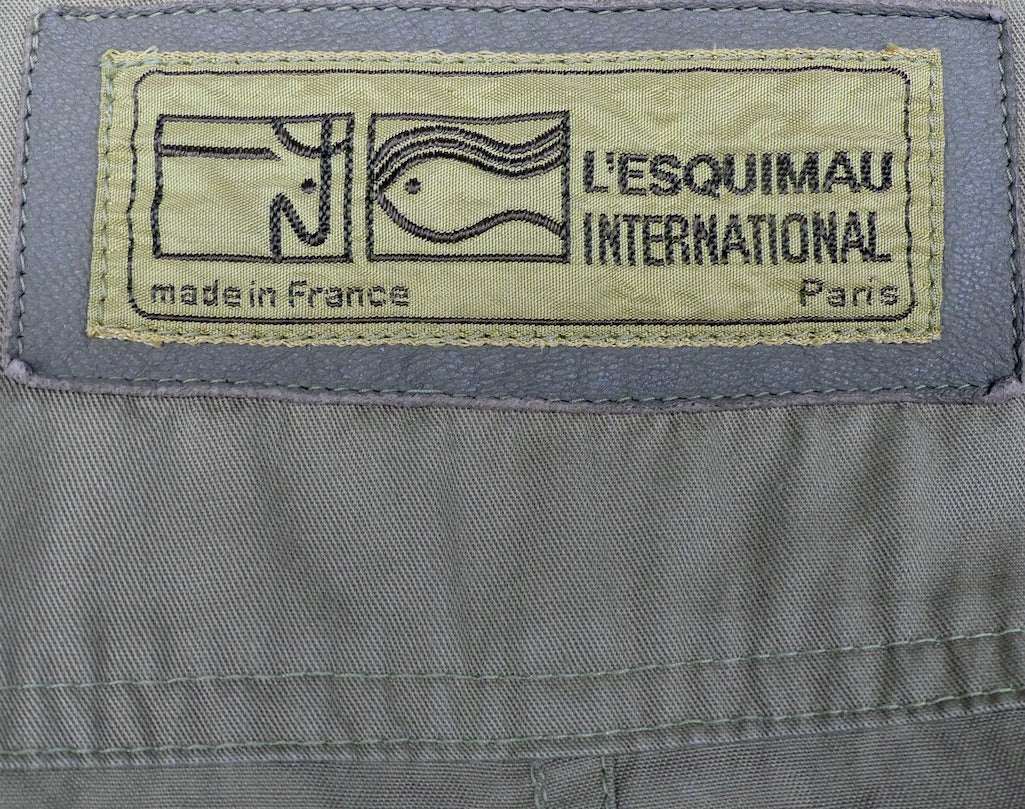 Label on a gray fabric surface with 'L'Esquimau International' branding.