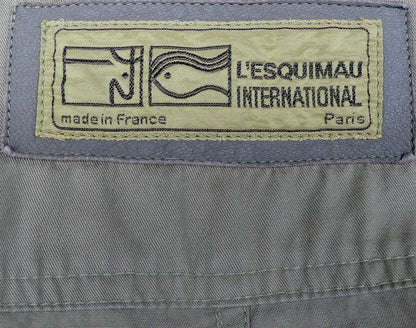 Label on a gray fabric surface with 'L'Esquimau International' branding.